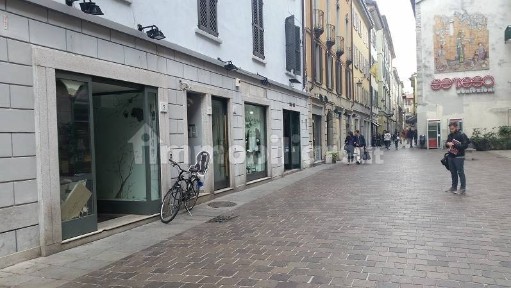 Locale commerciale in Vendita