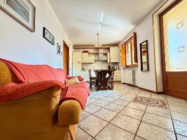 Castelleone, Via per Corte Madama, 5
