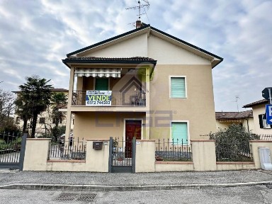 Trilocale via Silvio Pellico 16, Centro, Pizzighettone