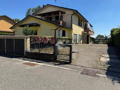 Trilocale via Benedettine 10, Farinate, Capralba