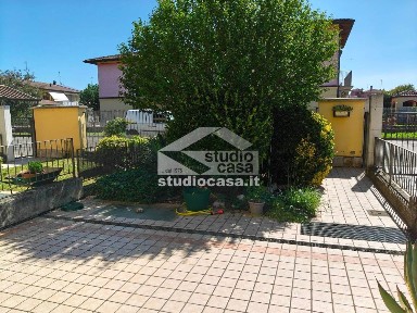 Bilocale buono stato, su più livelli, Centro, Casaletto Ceredano