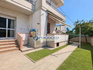Villa unifamiliare via Puliche, Marina di Massa Centro, Massa