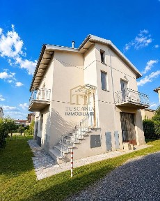Colle di Val d'Elsa, Via Fratelli Bandiera
