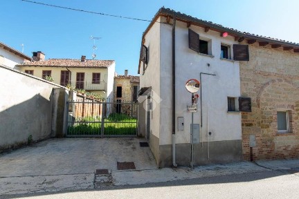 Vignale Monferrato, Piazza Mezzadra, 24