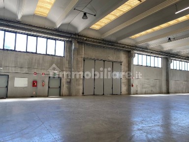 Capannone in Affitto