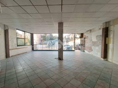 Locale commerciale in Affitto