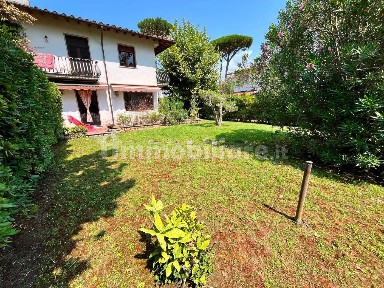 Villa bifamiliare via Raffaele De Grada, Vittoria Apuana, Forte dei Marmi
