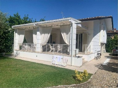 Villa bifamiliare via scassicarli, Centro, Forte dei Marmi