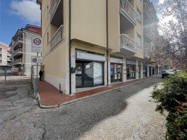 Locale commerciale in Affitto