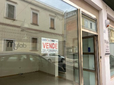 Locale commerciale in Vendita