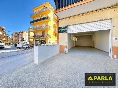 Locale commerciale in Affitto