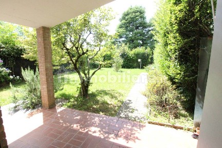 Villa a schiera via Ugo Foscolo, Centro, Lomazzo