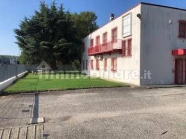 Capannone in Affitto