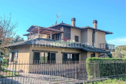Villa bifamiliare via Giacomo Leopardi, 2, Centro, Gavirate