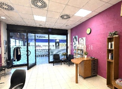 Locale commerciale in Vendita