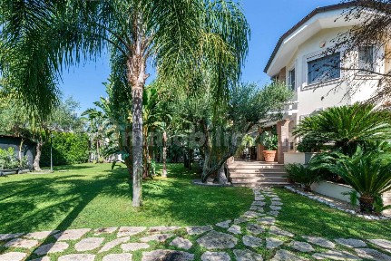 Villa unifamiliare via Luigi Cherubini, Infernetto, Roma