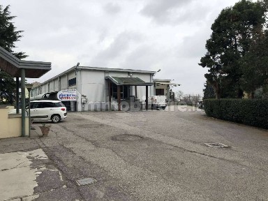 Capannone in Affitto