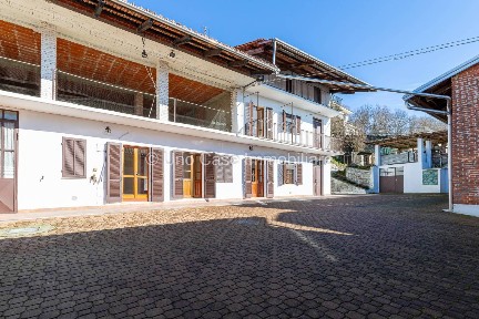 Albiano d'Ivrea, Vicolo Pellerina, 11