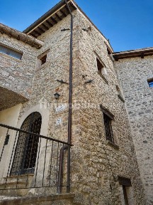 Terratetto unifamiliare 160 m², ottimo stato, Centro, Scheggino
