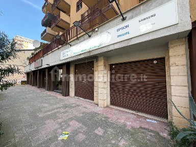 Locale commerciale in Affitto