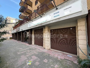Locale commerciale in Affitto