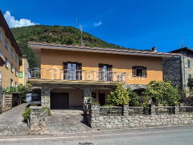 Villa plurifamiliare via Civetta, Monastero, Berbenno di Valtellina