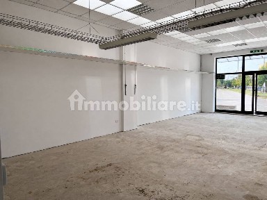 Locale commerciale con laboratorio in Affitto