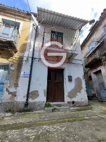 Terratetto unifamiliare 60 m², da ristrutturare, Centro, Taurianova