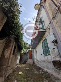 Terratetto unifamiliare 85 m², da ristrutturare, Centro, Taurianova