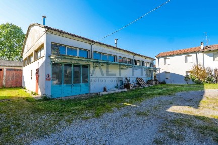 Capannone in Vendita