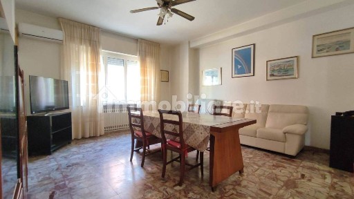 Trilocale da ristrutturare, primo piano, Palombina Nuova, Ancona