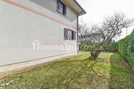 Villa a schiera via Cristoforo Colombo, Barzanò