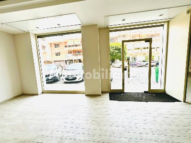 Locale commerciale in Affitto