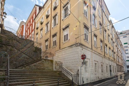 Bilocale buono stato, quarto piano, Città Vecchia, Trieste