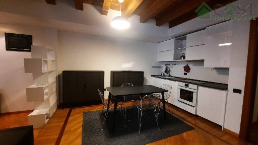 Bilocale piazza delle erbe 10, Centro Storico, Vicenza