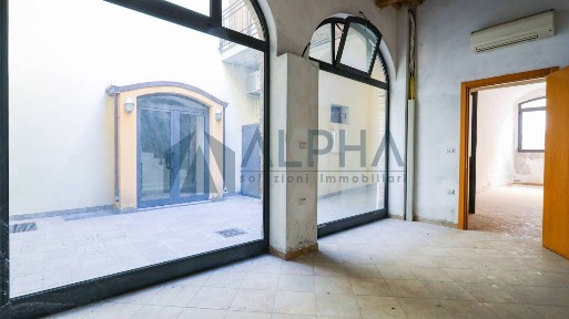 Locale commerciale in Vendita