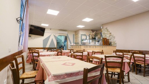 Locale commerciale in Vendita