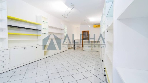 Locale commerciale in Vendita