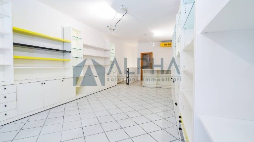 Locale commerciale in Vendita