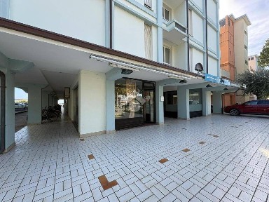 Locale commerciale in Vendita