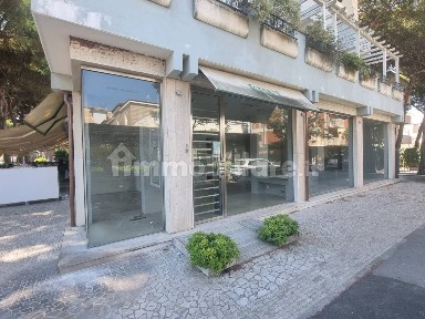 Locale commerciale in Vendita