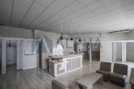 Locale commerciale in Vendita