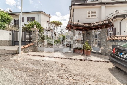Trilocale via Sabina 34, Centro, Mentana