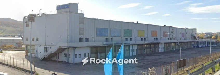 Locale commerciale in Vendita