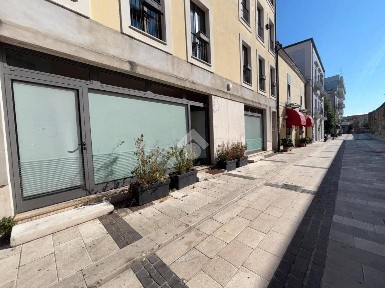 Locale commerciale in Affitto