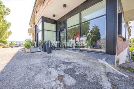 Locale commerciale in Affitto