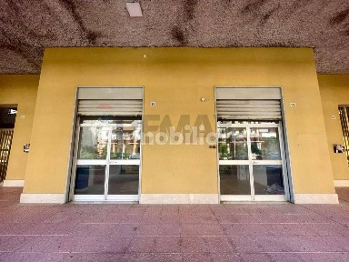 Locale commerciale in Affitto