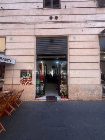 Locale commerciale in Vendita
