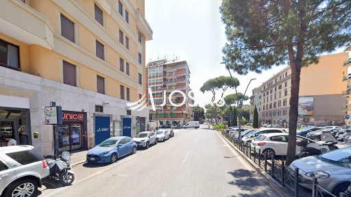Locale commerciale in Vendita