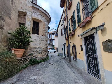 Bilocale via Sacro Monte 20, Sant'Ambrogio, Varese